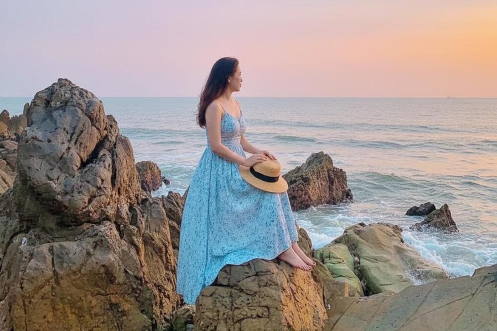 Leo lên mỏm đá để ngắm trọn đại dương